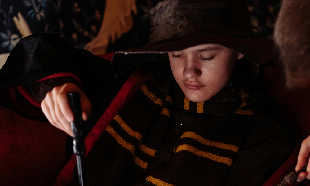 Junger Zauberer versucht sich am Timing und dem Tempo