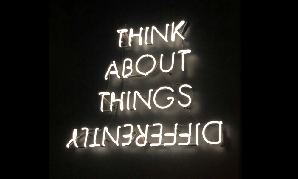 Leuchtreklame mit der aufschrift thjink about things differently